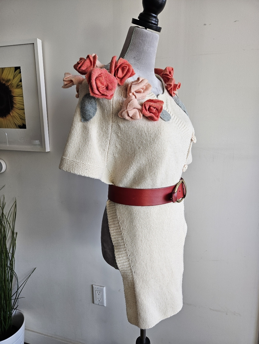 ANTHRO 3-D Roses Poncho - Picture 13 of 16